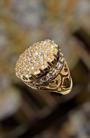 Anillo Modelo Roseta, (Estilo Rosa) en Oro de 10k 50g (+/-), tenemos otro modelo d 35g (+/-).Para otro kilate o modificasiones,contactenos 3️⃣0️⃣5️⃣5️⃣0️⃣1️⃣9️⃣0️⃣4️⃣4️⃣☎️ WhatsApp