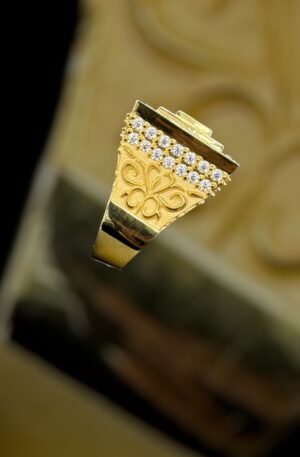 Anillo Modelo Roseta, (Estilo Cuadrado - Paredes con Piedra) en Oro de 10k 50g (+/-) tenemos otro peso d 35g(+/-) Para otro kilate o modificasiones,contactenos 3️⃣0️⃣5️⃣5️⃣0️⃣1️⃣9️⃣0️⃣4️⃣4️⃣☎️ WhatsApp