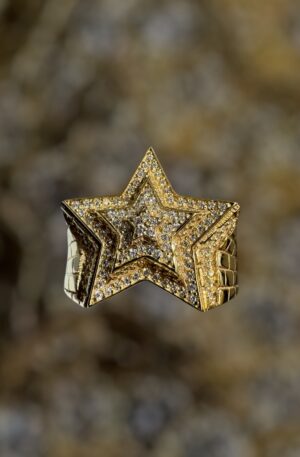 Anillo Modelo Estrella, (Estilo Colonial) en Oro de 10k Pesa 25g a 30g (+/-): Brilla con tu Propio Encanto.  Para otro kilate o modificasiones,contactenos 3️⃣0️⃣5️⃣5️⃣0️⃣1️⃣9️⃣0️⃣4️⃣4️⃣☎️ WhatsApp